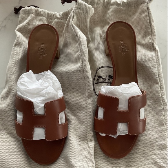 Hermès Oasis Sandals in Gold 37.5 - Picture 6 of 9